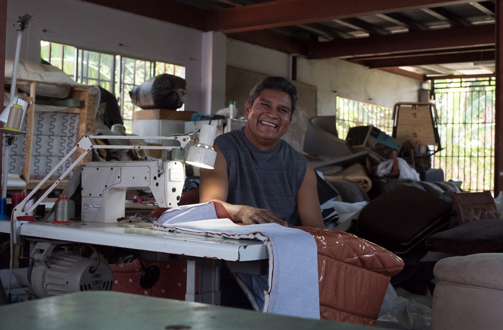 Emprendedor beneficiario de un microcrédito de la Fundación Microfinanzas BBVA