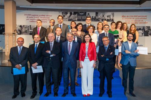 La ministra Carmen Montón junto Ignacio Garralda, los doctores Valentín Fuster y Rafael Matesanz y representantes de entidades beneficiarias.