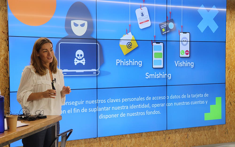 Isabel Oliver, de la CNMV, impartió el taller '¿Cómo evitar fraudes y estafas?'. Foto: ©Fundación Nantik Lum