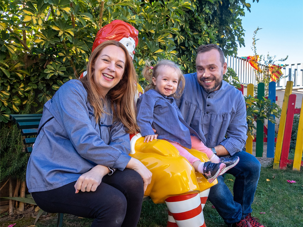 Avelina con su marido y su hija mayor, Vera, en una de las casas de la Fundación Ronald McDonald.