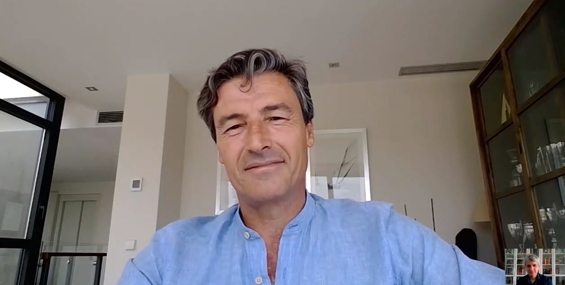 Federico Linares, presidente de EY, atiende a Soziable.es desde su domicilio.