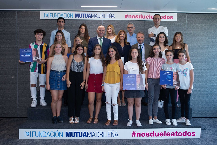 Juan José Nieto Romero, Pilar Moreno Sastre y Lorenzo Cooklin posan junto a los estudiantes premiados