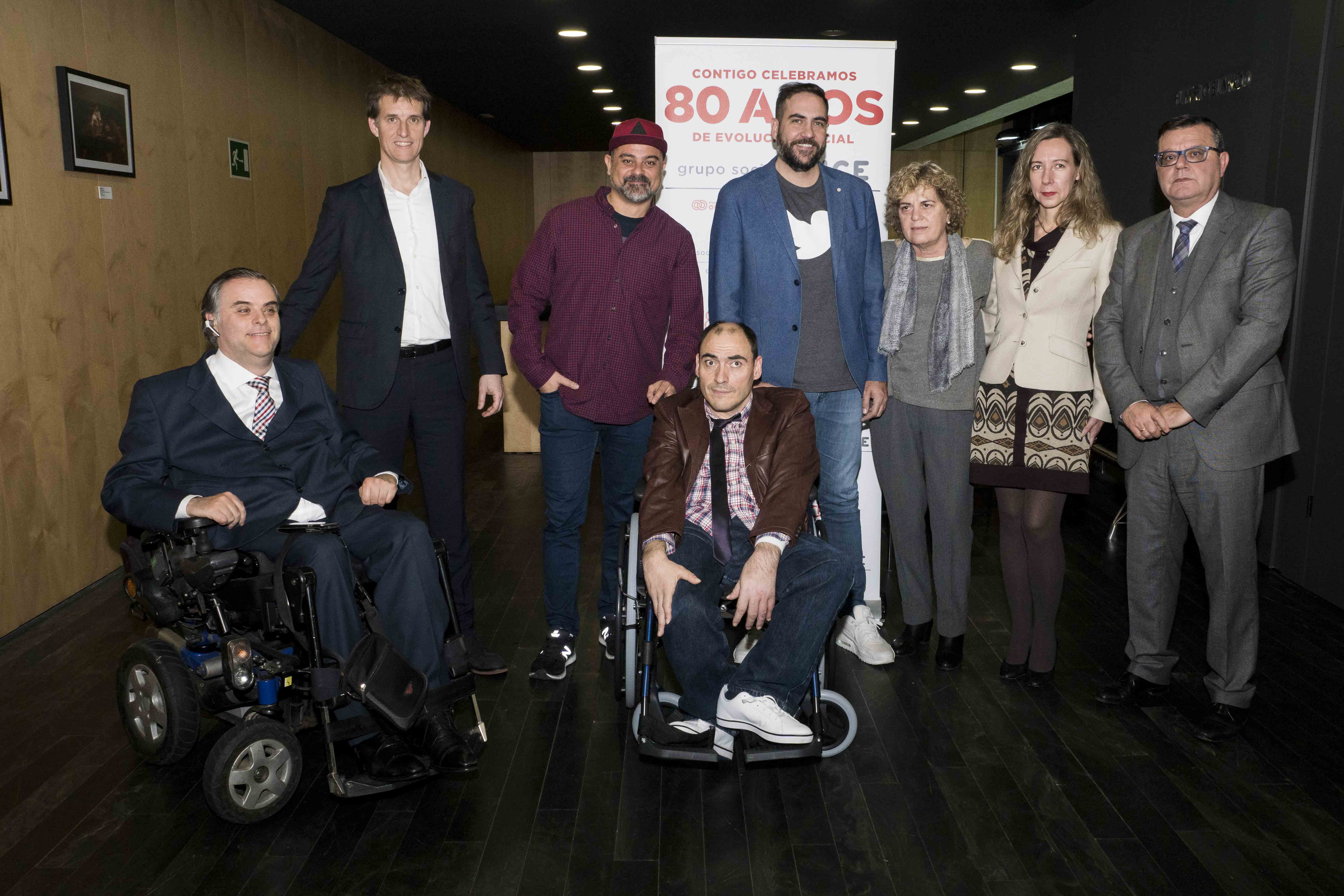 El rapero Nach y Santi Recio, en el centro, junto a los responsables de Irisbond, Fundación ONCE y Twitter en la presentación de #Tuitsaojo.