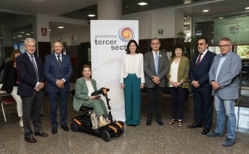 La ministra Carmen Montón junto a los responsables de la Plataforma del Tercer Sector.