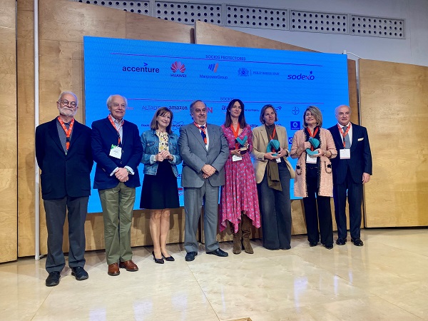 Foto de familia de los galardonados en los Premios Sostenibilidad 2023 de Multinacionales con España.