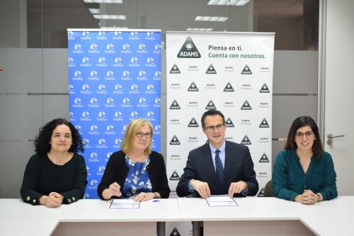 En el centro, María Jesús Pérez, consejera delegada de Adams Formación, y Fernando Riaño, presidente de la Junta Directiva de Forética, suscribiendo el acuerdo.