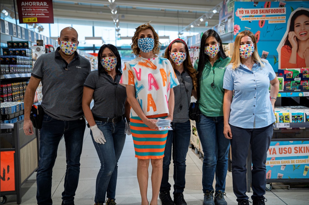 Ágatha Ruiz de la Prada junto al equipo de una tienda de Lidl luciendo las mascarillas.