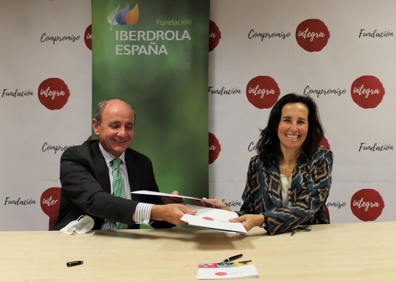 Ramón Castresana, director de la Fundación Iberdrola España y Ana Muñoz de Dios, directora general de la Fundación Integra.