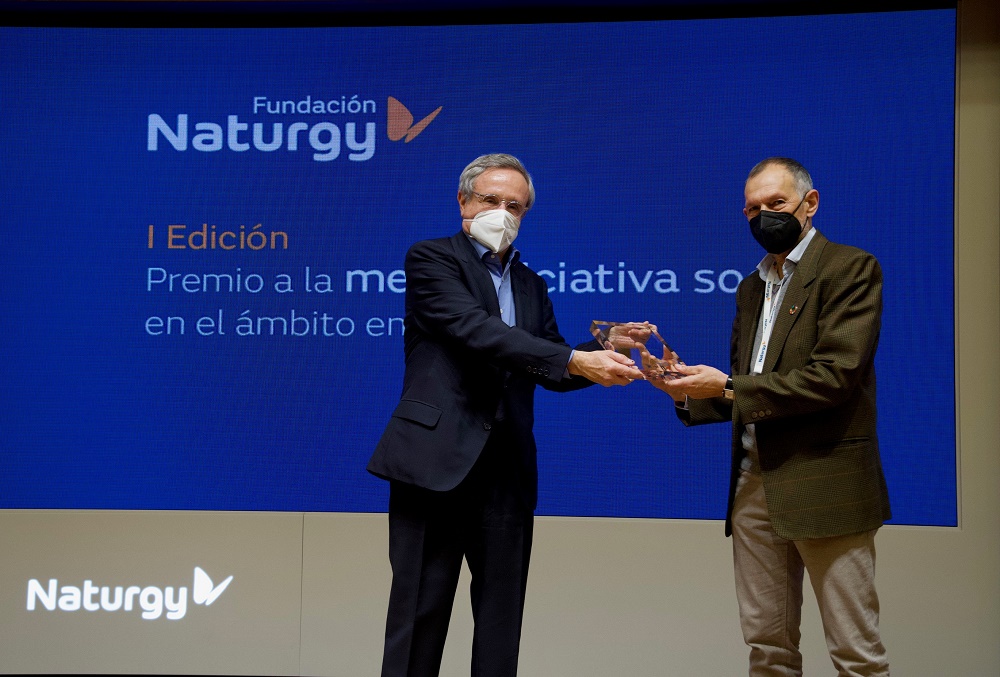 El presidente de Fundación Naturgy, Rafael Villaseca, entrega el primer premio a Víctor Viñuales, director de Ecodes.