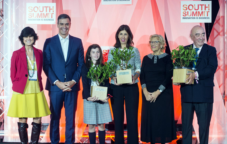 Pedro Sánchez, Manuela Carmena y María Benjumea junto a los ganadores.