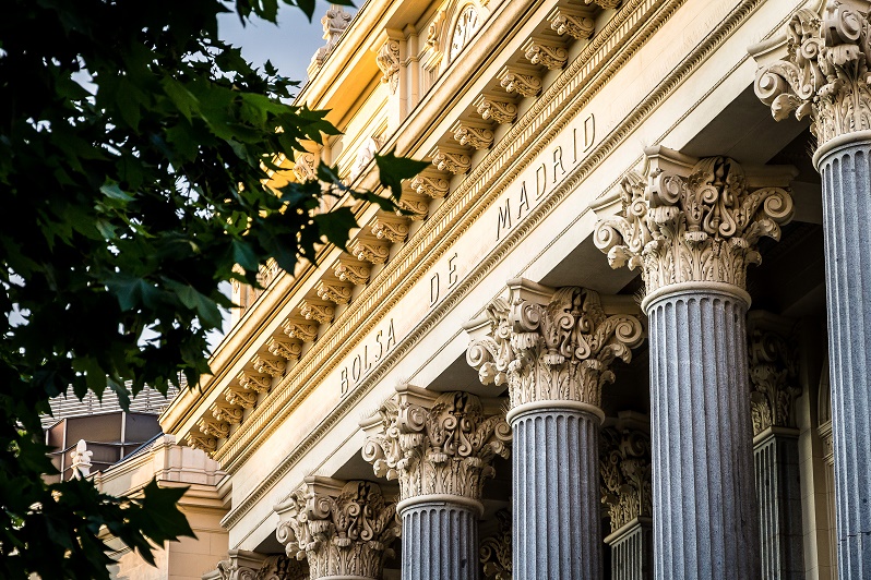 Fachada del edificio de la Bolsa de Madrid.