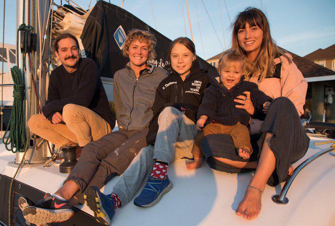 Greta junto a la familia que la ha acogido a bordo del catamarán 'La Vagabonde'.