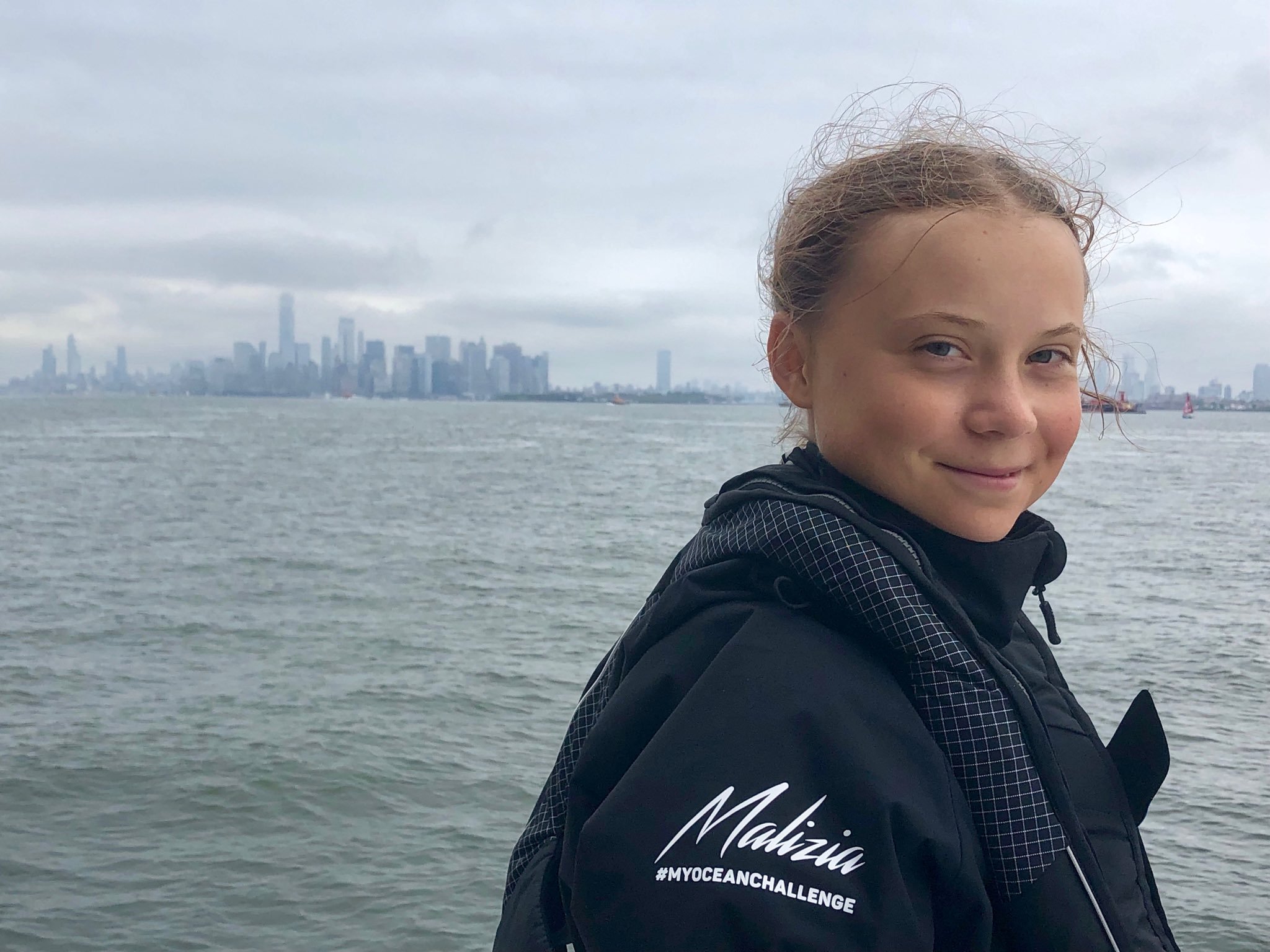Greta a bordo del 'Malizia II' arribando a Manhattan. Foto: Twitter de Greta Thunberg.