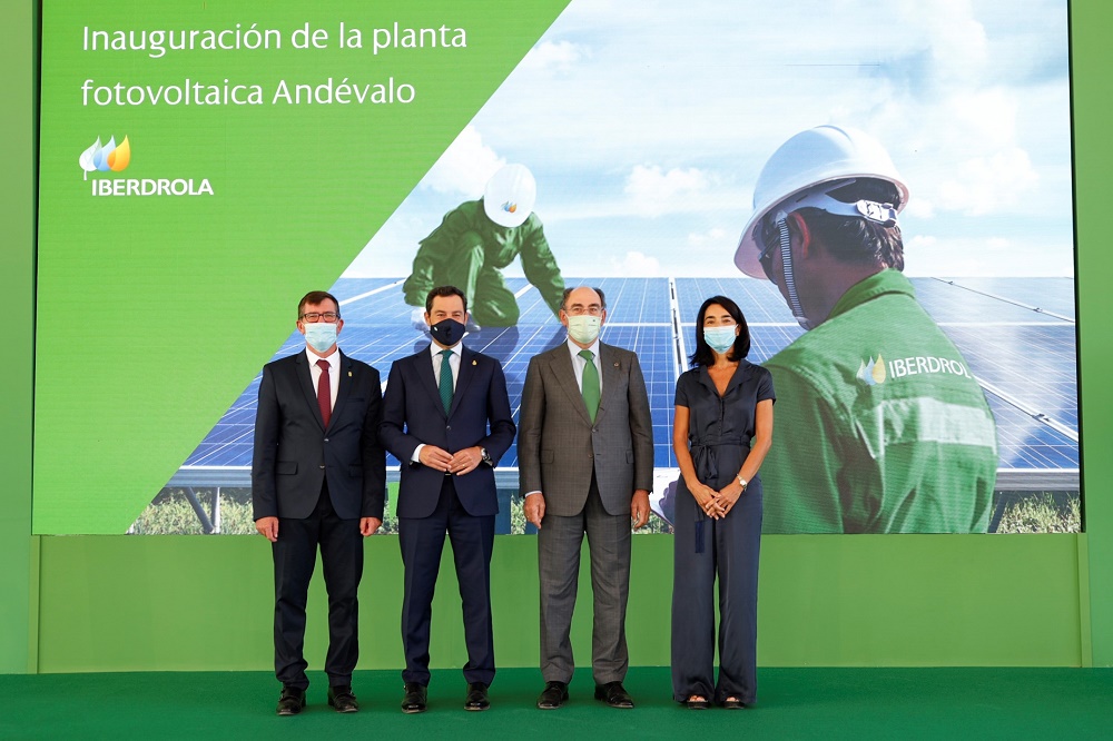 Autoridades en la inauguración de la planta fotovoltaica de Heineken España.