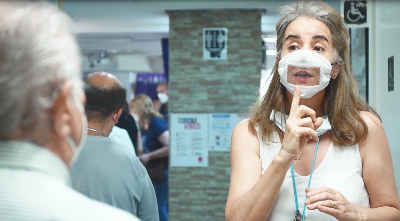 Una persona sorda con la mascarilla confeccionada por voluntarios de Iberdrola.