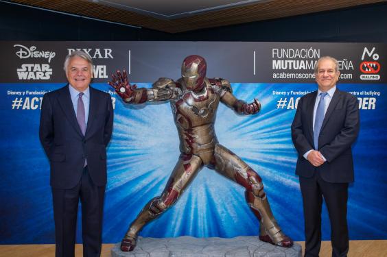 Ignacio Garralda (Mutua Madrileña) y Simon Amselem (Disney) posan junto a una figura de Iron Man