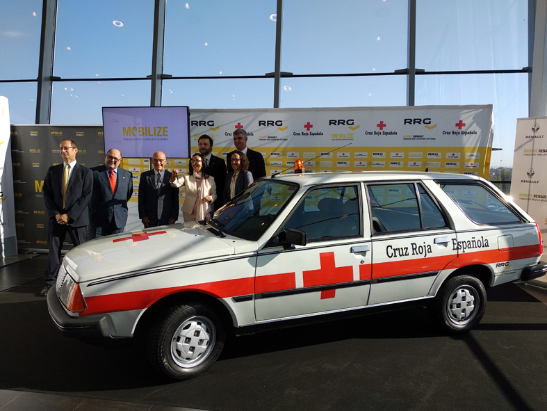 Responsables de Renault Retail Group, Fundación Renault y Cruz Roja Madrid junto al R18 GTD restaurado.