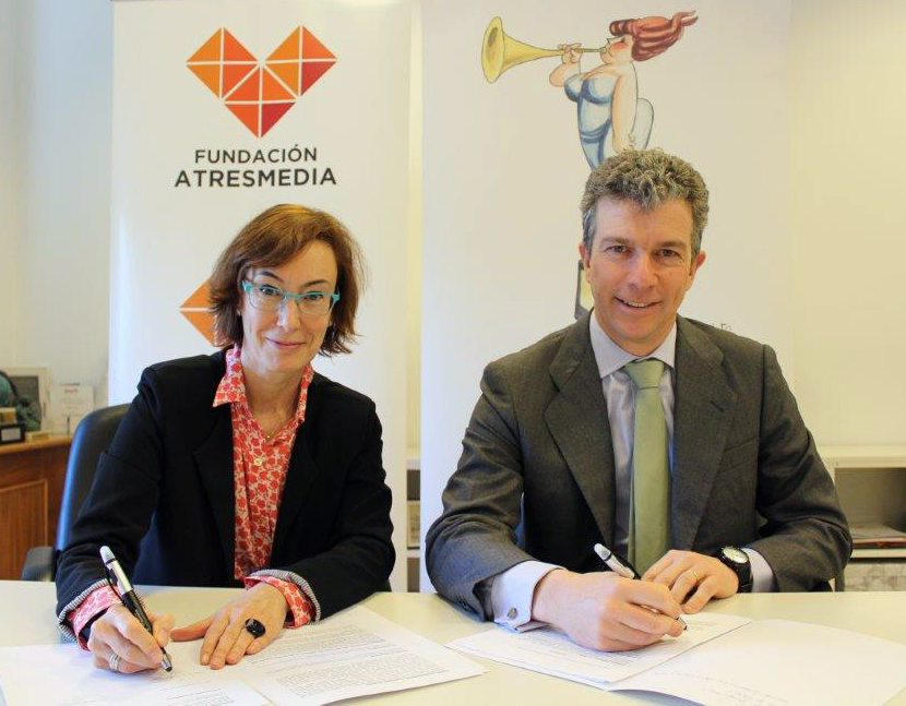 Carmen Bieger, directora de la Fundación Atresmedia, y Alfonso Oriol, presidente de AMPE.
