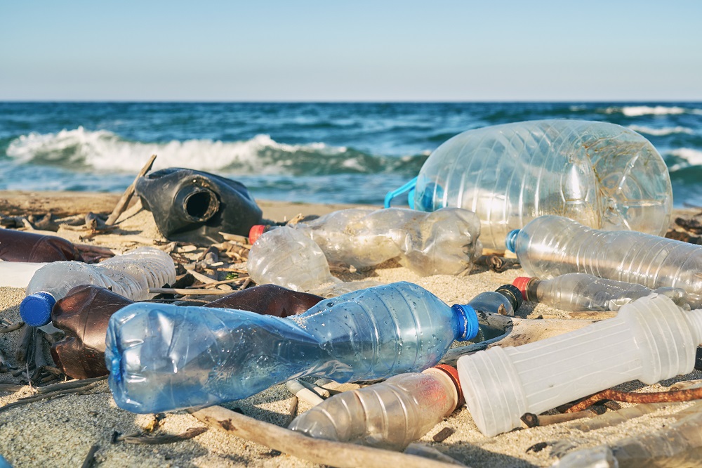 Residuos de plásticos abandonados en la playa