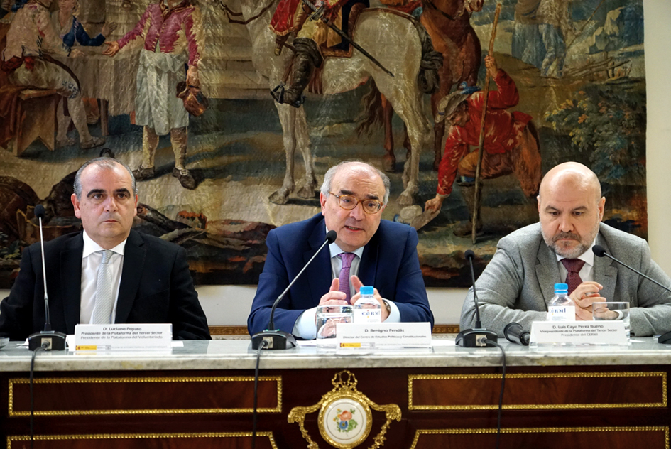 Luciano Poyato, Benigno Pendás (director del Centro de Estudios Constitucionales), y Luis Cayo Pérez Bueno.