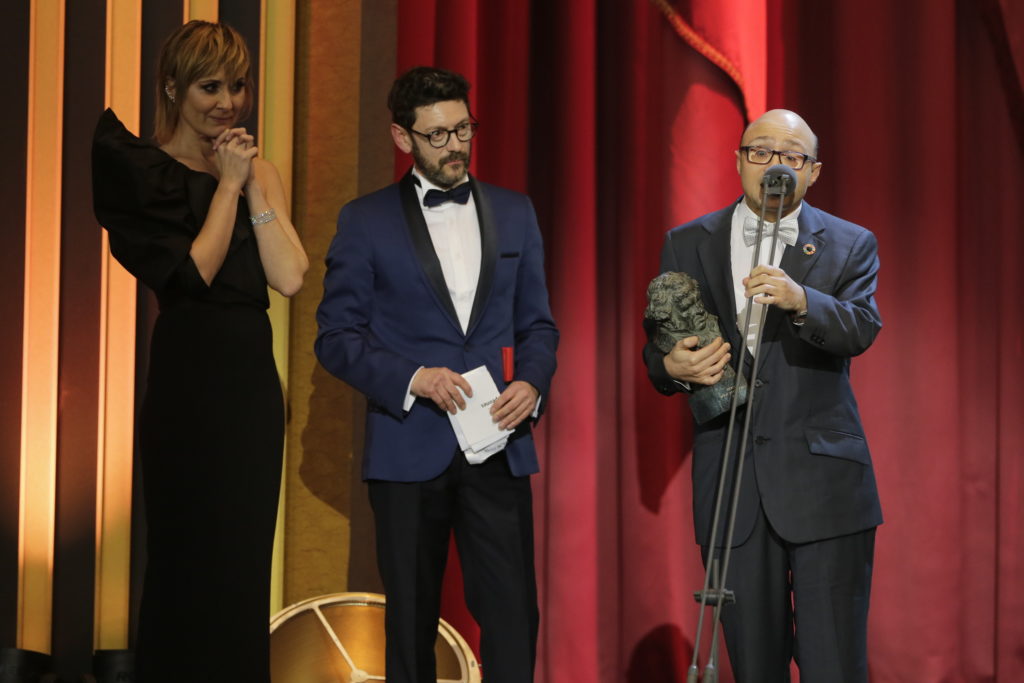 Jesús Vidal con su Goya que ha recibido de manos de Nathalie Poza y Manolo Solo.