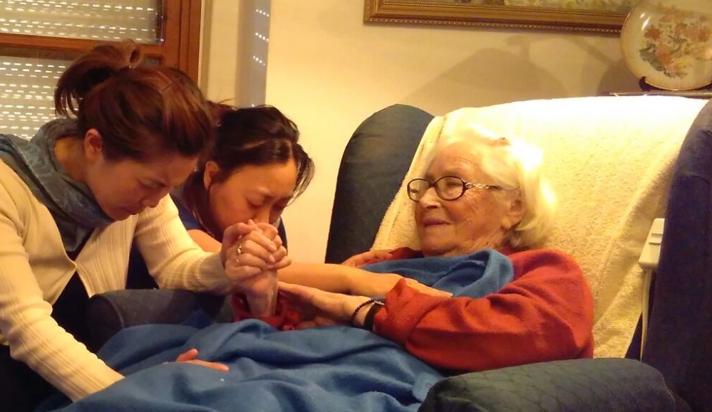 Jóvenes coreanas besan las manos de la superviviente se Auschwitz, Edith Roth