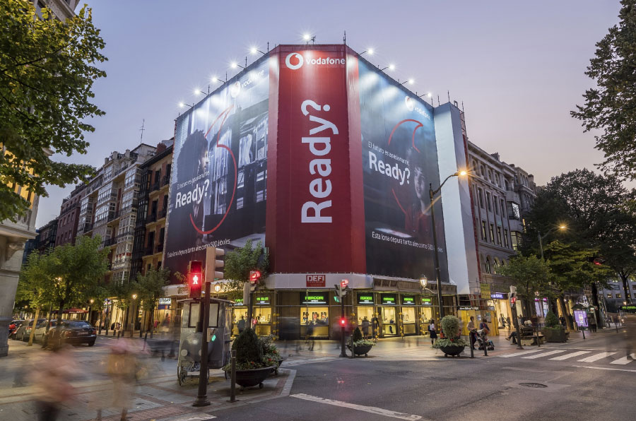 Lona publicitaria de Vodafone España en Bilbao.