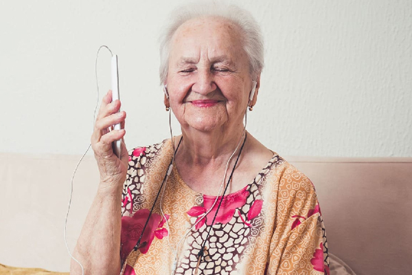 Un 27,9% de las personas mayores de 74 años utilizó internet en España en los tres últimos meses