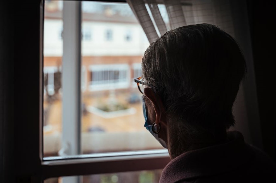 Persona mayor asomada a la ventana de una residencia (Foto: Ignacio Marín).