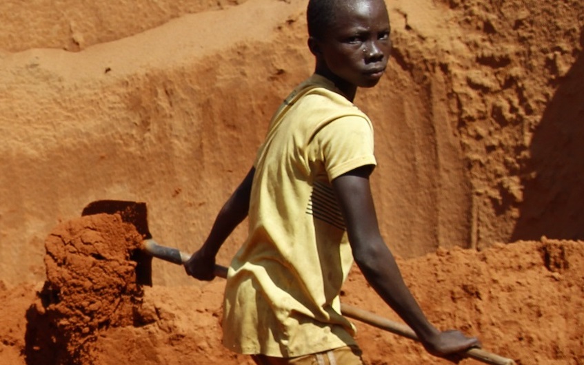 Niño excavando en una mina de coltán de la RDC (Foto: Amnistía Internacional)