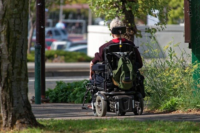 Una persona con discapacidad se desplaza en silla de ruedas