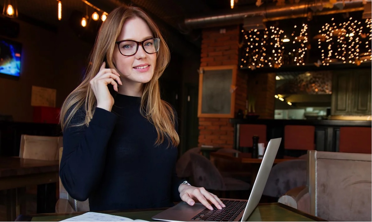 Cada vez son más las jóvenes que deciden emprender pero aún son menos que los hombres.