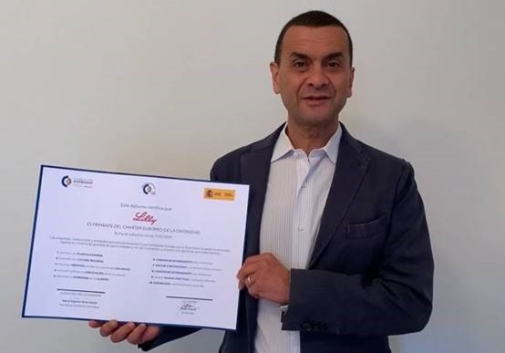 El presidente de Lilly España, Nabil Daoud, recoge el Premio de Diversidad.