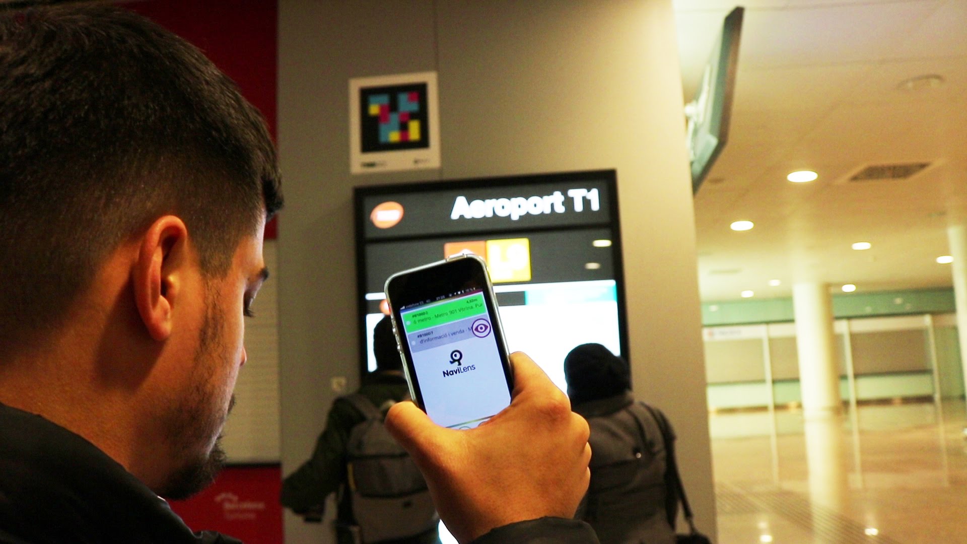 Un usuario ciego utiliza NaviLens en un aeropuerto.
