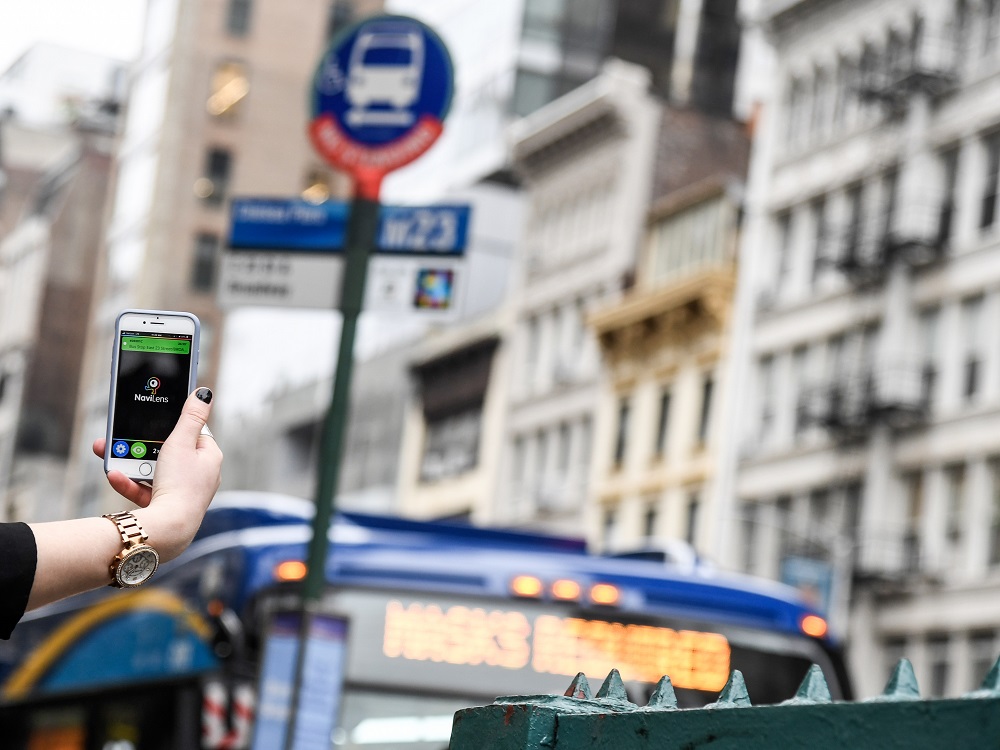Una app de NaviLens facilita a usuarios ciegos la localización de las paradas de autobús.