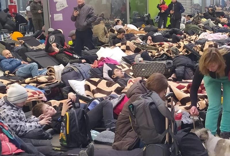 Niños y familias esperan para salir de Kiev hacia Polonia.