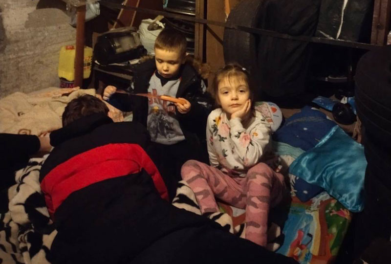 Unos niños pasan la noche en refugios antiaéreos en Ucrania.
