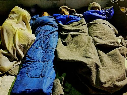Niños refugiados durmiendo en Lesbos. Foto: Giorgos Moutafis