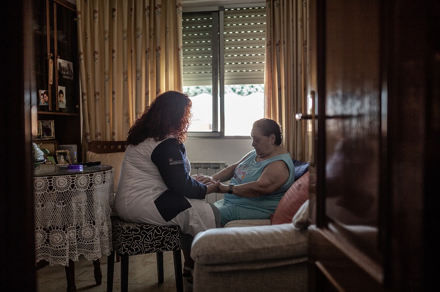 Isabel Calvo (a la izquierda) trabaja como auxiliar de asistencia a domicilio. (Foto: Pablo Tosco. Oxfam Intermón) 