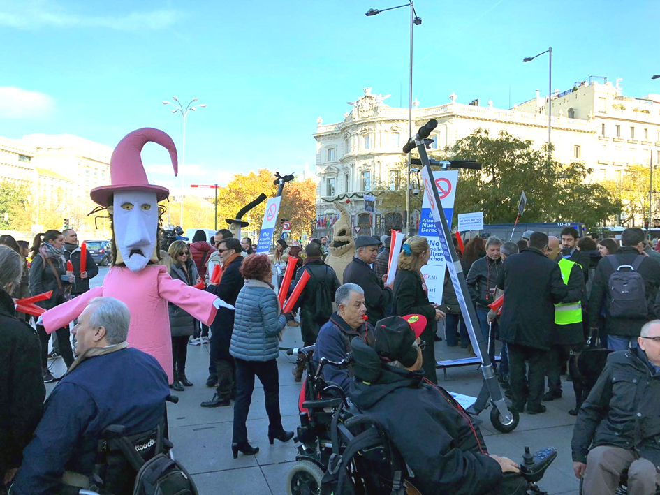 Concentración de personas con discapacidad frente al Ayuntamiento de Madrid.