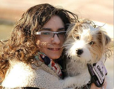 Cini y su dueña, Lidia, a la que ha salvado la vida varias veces.