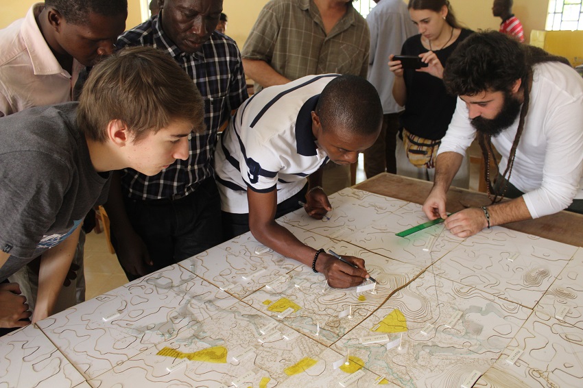 Estudiantes de Unimak y Uspceu elaboran una maqueta de la ciudad (Foto: Escuela de Arquitectura de Uspceu).