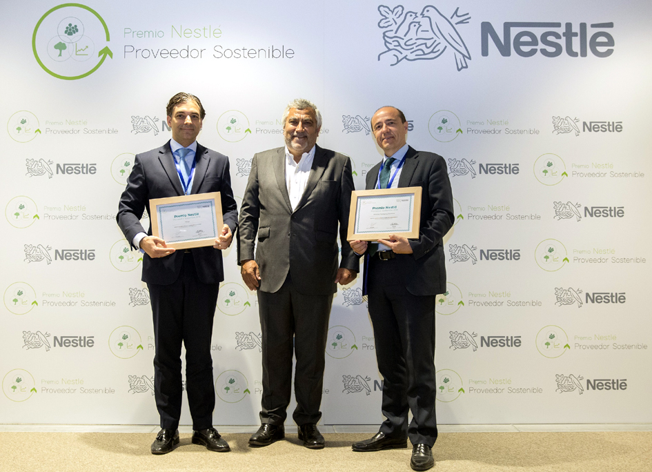 El director general de Nestlé España, Laurent Dereux, entre los responsables de las dos compañías premiadas.