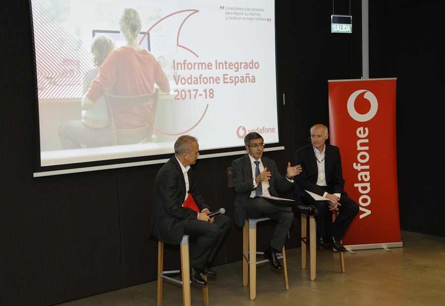 De izda. a dcha., José Romero, director de Comunicación Corporativa; Francisco Román, presidente, y José Manuel Sedes, director de Sostenibilidad y Calidad, en la presentación del Informe