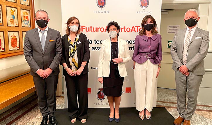 La ministra Isabel Celaá junto a representantes de Orange y Fundación Orange.  