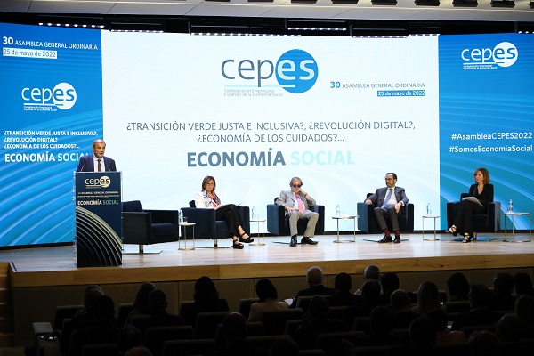 El presidente y vicepresidentes de CEPES durante su XXX Asamblea General