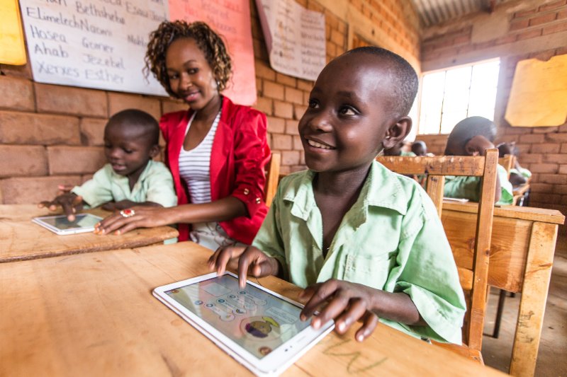 Un alumno maneja una tablet en una escuela de Kenia.