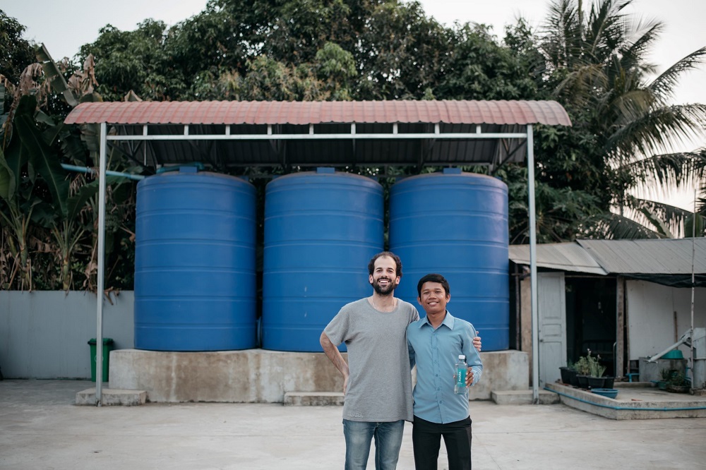 Tanques instalados por AUARA en el Hospital Materinad de Roká, en Camboya.