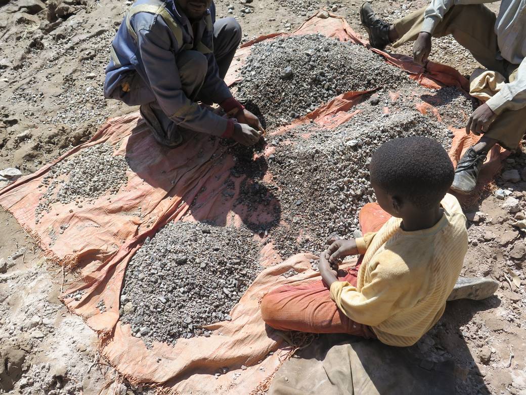 Niños trabajando en una mina artesanal de cobalto en el sur de la RDC (Foto: Amnistía Internacional)