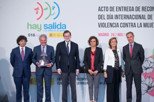 El presidente del Gobierno, Mariano Rajoy, y la ministra de Sanidad, Servicios Sociales e Igualdad, Dolors Montserrat, con el presidente de Mutua Madrileña, Ignacio Garralda (con el galardón en las manos) y el consejero delegado de Atresmedia, Silvio González (derecha).